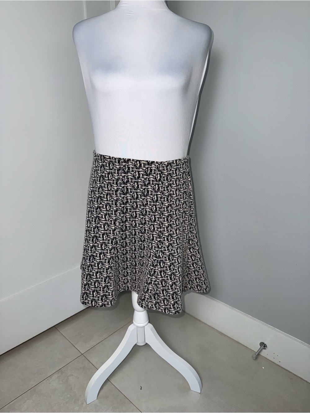 Banana Republic Abstract Circle Mini Skirt/Size 6 - Picture 2 of 8